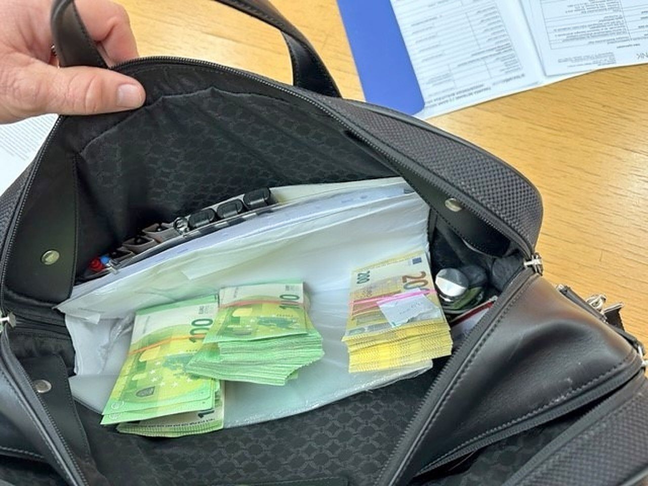 deo novca u torbi za laptop.v1